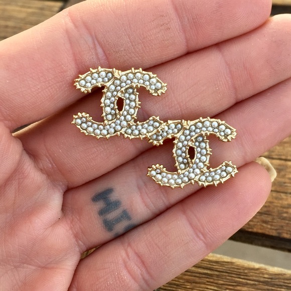 Gold & pave pearl Chanel CC stud earrings - Picture 4 of 6